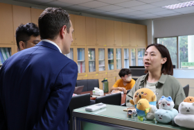 教發中心同仁以英文向外賓介紹自己的業務職掌