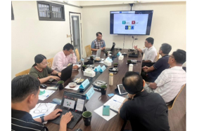 分享跨域AI專題課程設計，包含分組策略、專題提案、助教輔導及評量機制，強調AI輔助跨域合作與專案管理。