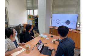 彼此交流教學與課程設計的意見。左一：譚老師、左二：張老師、右一：藍老師