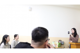 以英文回應同學的提問
