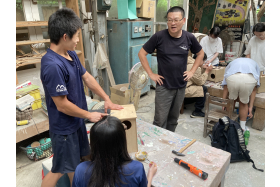 學生於課程中親手製作鳥蝠巢箱，學習動物棲地改善技術。