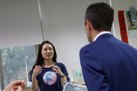 教發中心同仁以英文向外賓介紹自己的業務職掌