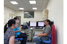林老師分享過去與現在的研究方向。左一：譚老師、左二：藍老師、右一：林老師