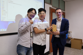 阿得雷德大學英語中心總經理Simon Futo先生致贈阿德雷得市知名巧克力