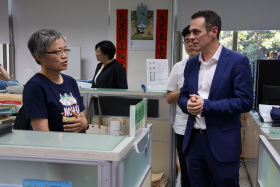 教發中心同仁以英文向外賓介紹自己的業務職掌