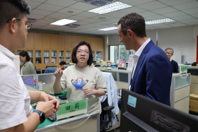 教發中心同仁以英文向外賓介紹自己的業務職掌