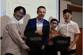 (左起)雙語中心邱奕穎主任、阿得雷德大學英語中心總經理Simon Futo先生、澳洲辦事處商務處資深商務經理陸竹甄小姐、教發中心陳任之主任