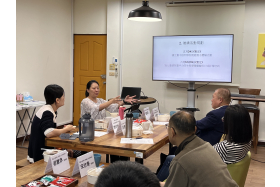 鄭菲菲老師（左二）與其他計劃老師討論後續活動的規劃，會議中不僅是分享，更多的是與其他教師進 行交流，達到跨領域的合作。