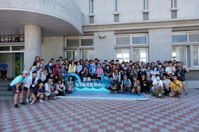 學生與授課老師合影於澎湖縣水產種苗繁殖場