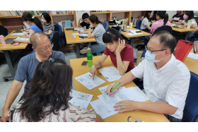 社群老師們分組討論，分享交流自己在雙語教學上的經驗及問題