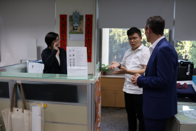 教發中心同仁以英文向外賓介紹自己的業務職掌