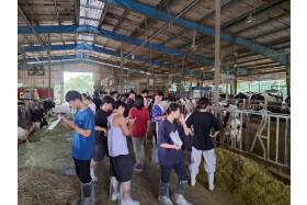 學生於中興畜產試驗場進行動物福祉現場評估實作，檢核飼養環境並完成分組報告。