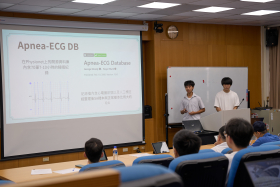 資訊專題成果競賽分為初賽、決賽兩次進行，初賽為資工系教師擔任評審、決賽為校內外學者及業界專家擔任評審，評分項目包含創新性、技術性 、系統完整性、展示與口頭報告。