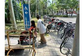 無障礙校園要有平整的鋪面與斜坡通道(避免明顯高低差)，並在路口顯眼處，增加適當標誌或指示牌，以引導使用者找到無障礙設施或通道。且考量校園內有外國籍師生或參訪者，建議指示牌可用多國語言(如中、英)以友善標示，以推動興大國際化的學習環境